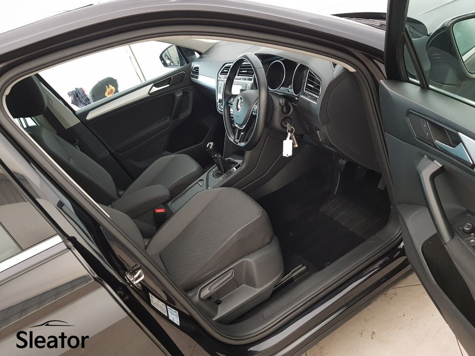 2017 Volkswagen Tiguan - image 10