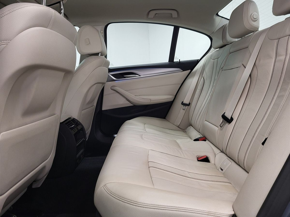 2021 BMW 5 Series - image 21