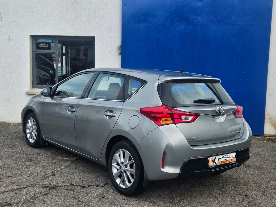 2013 Toyota Auris - image 4