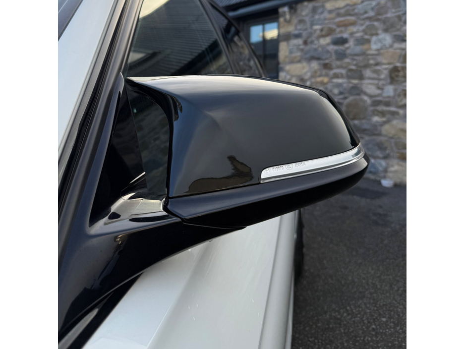 2017 BMW 3 Series - image 9