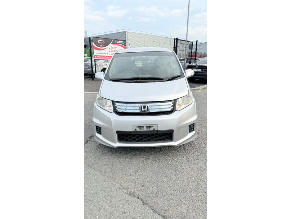 2013 Honda Freed - image 3