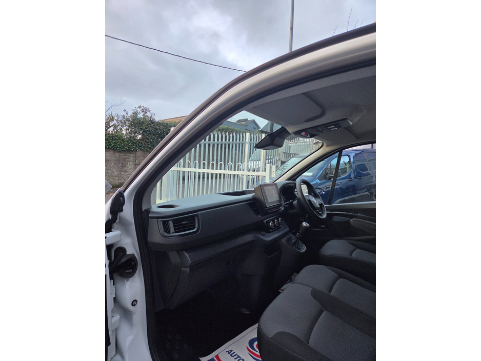 2023 Renault Trafic - image 10