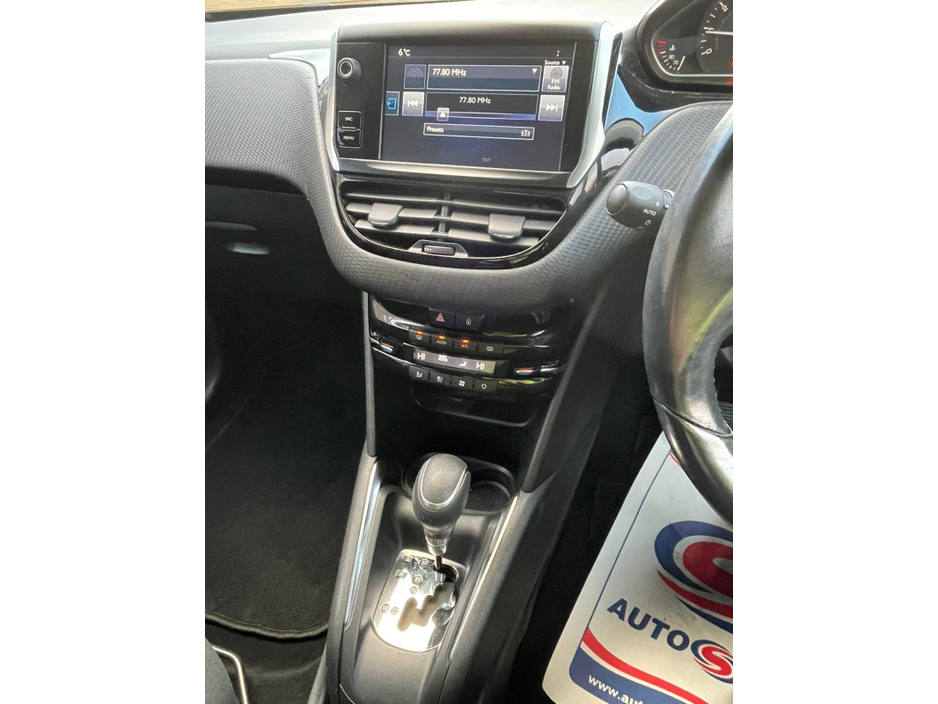2017 Peugeot 208  €10,950
