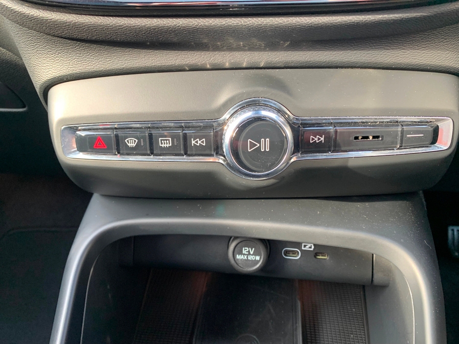 2025 Volvo EX40 - image 26