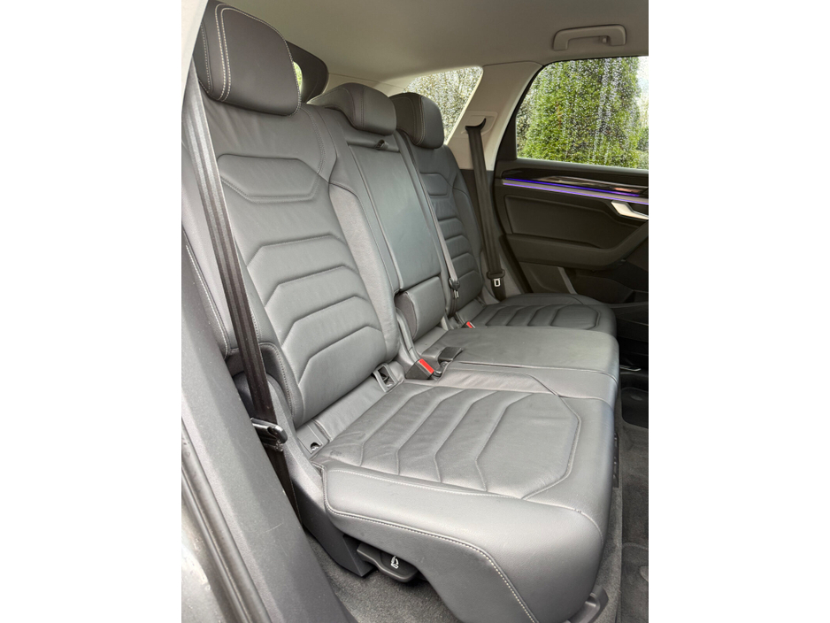 2019 Volkswagen Touareg - image 11