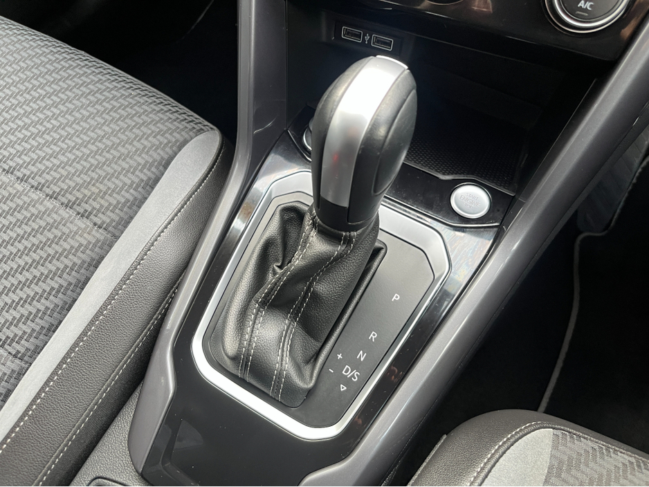 2020 Volkswagen T-Roc R-LINE AUTOMATIC 2.0 DIESEL //HALF LEATHER SEATS//KEYLESS ENRTY//ADAPTIVE CRUISE CONTROL//REVESE CAMERA// €25,950