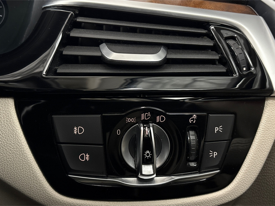 2019 BMW 5 Series - image 23