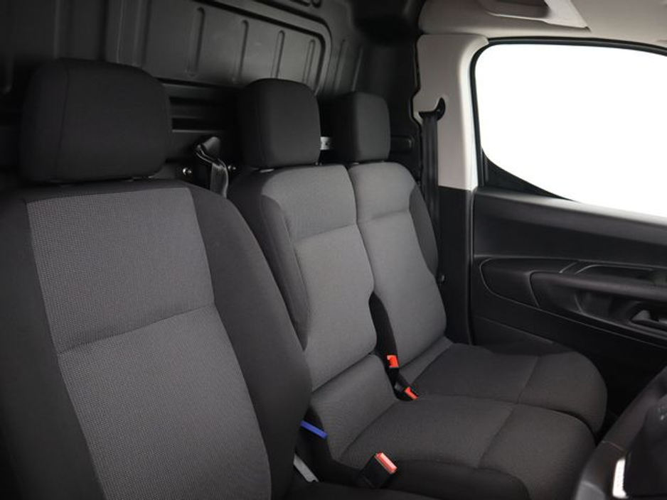 2022 Peugeot Partner - image 10