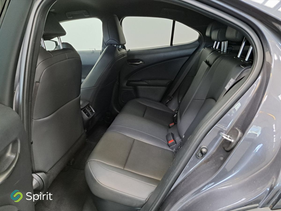 2022 Lexus UX 300 e - image 5