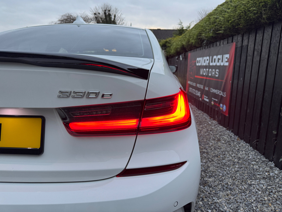 2021 BMW 3 Series - image 26