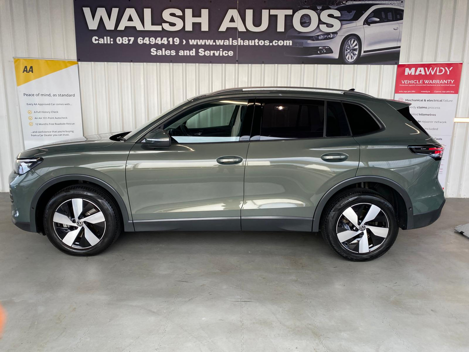 2024 Volkswagen Tiguan - image 3