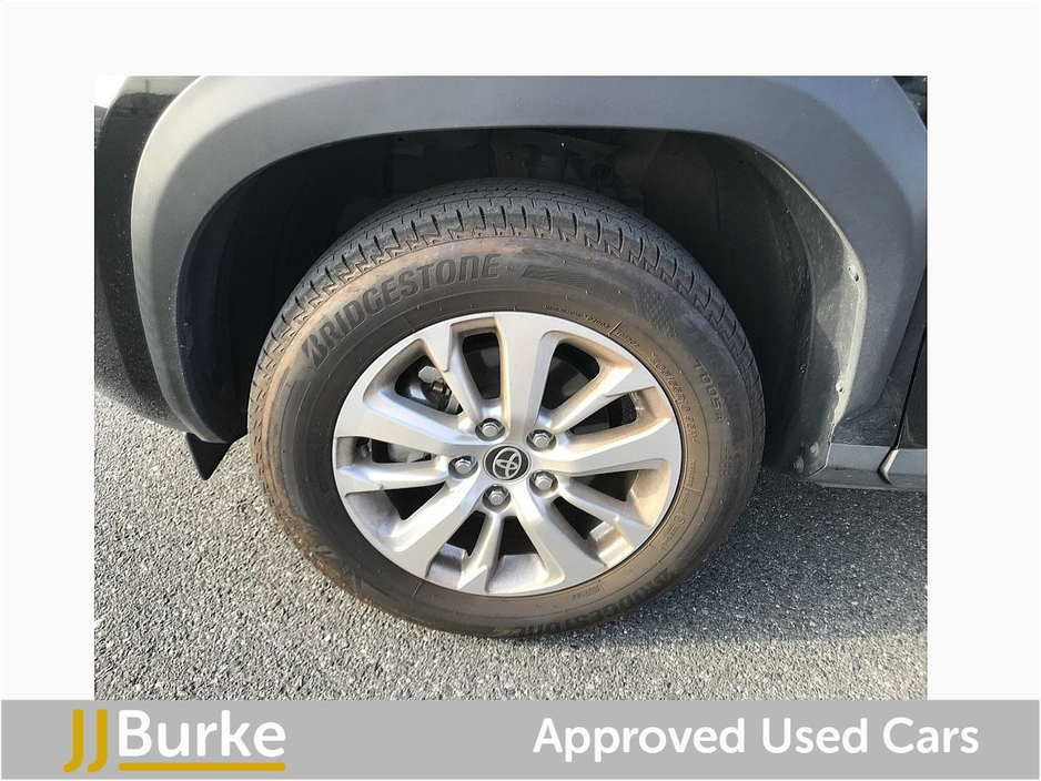 2024 Toyota Yaris - image 6