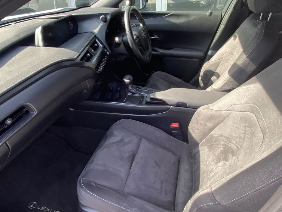 2020 Lexus UX 250 H - image 15