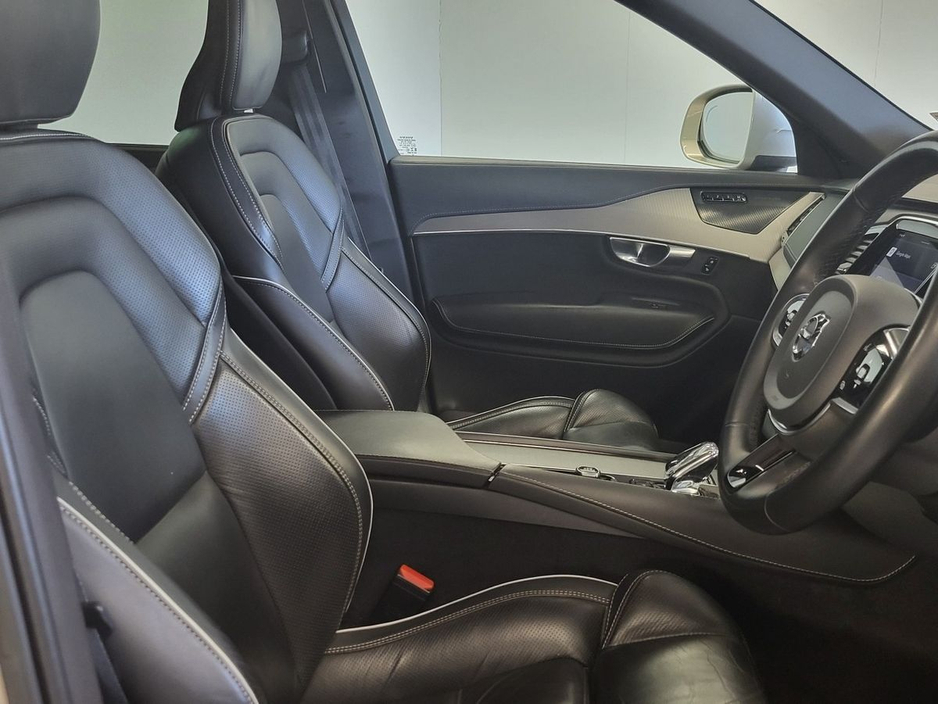 2023 Volvo XC90 - image 6