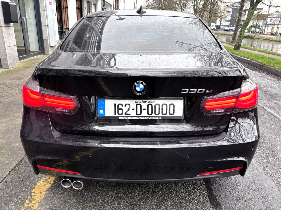 2016 BMW 3 Series - image 4