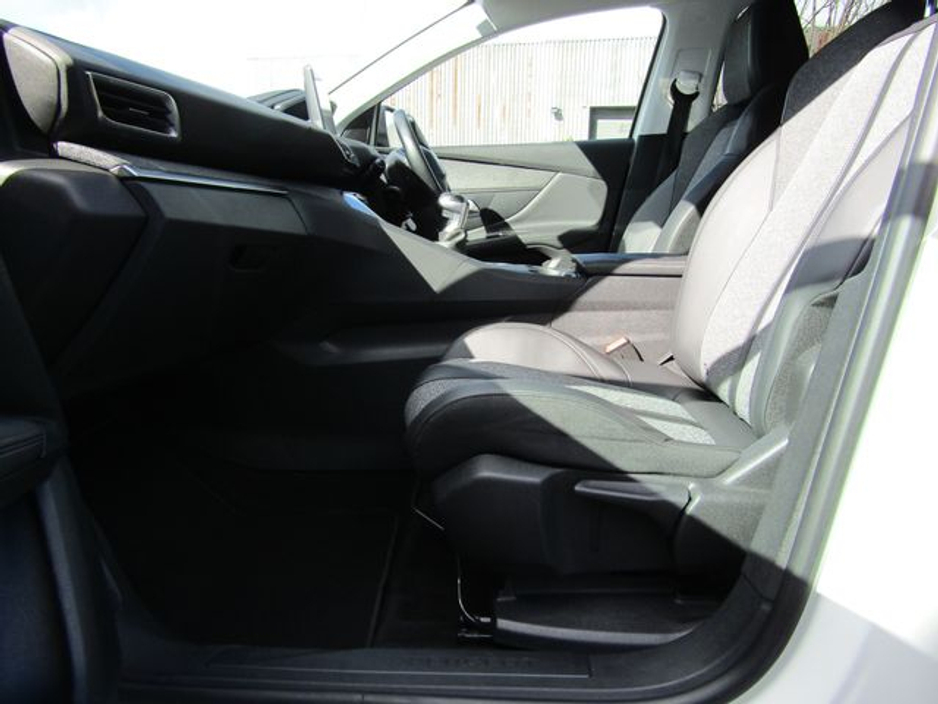 2018 Peugeot 3008 - image 13