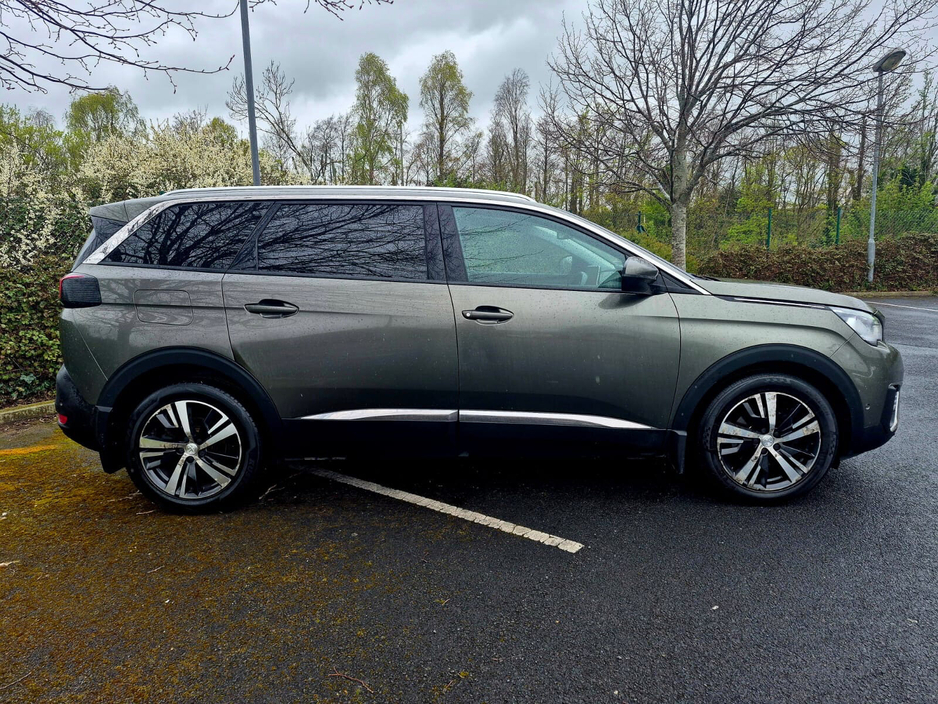 2017 Peugeot 5008 - image 4
