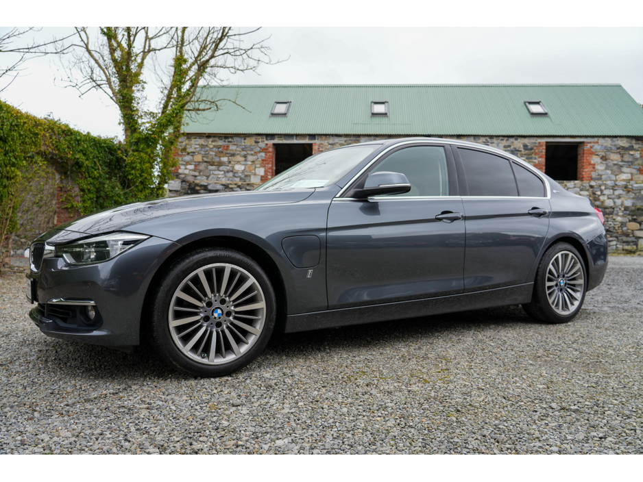 2017 BMW 3 Series - image 5