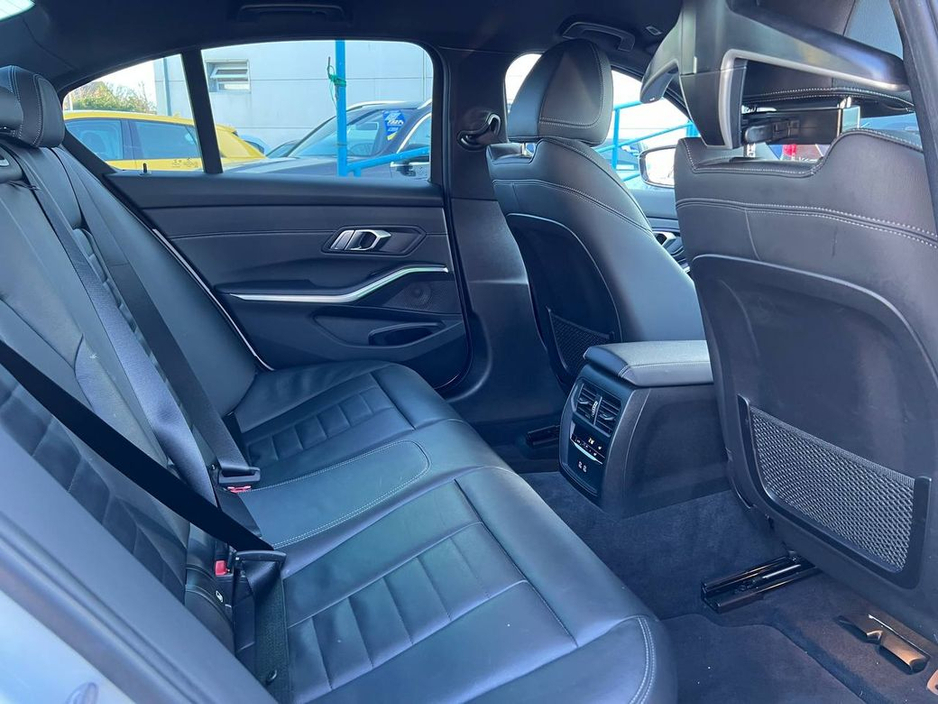 2021 BMW 3 Series - image 8