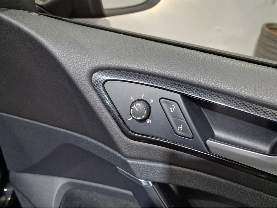 2013 Volkswagen Golf - image 22