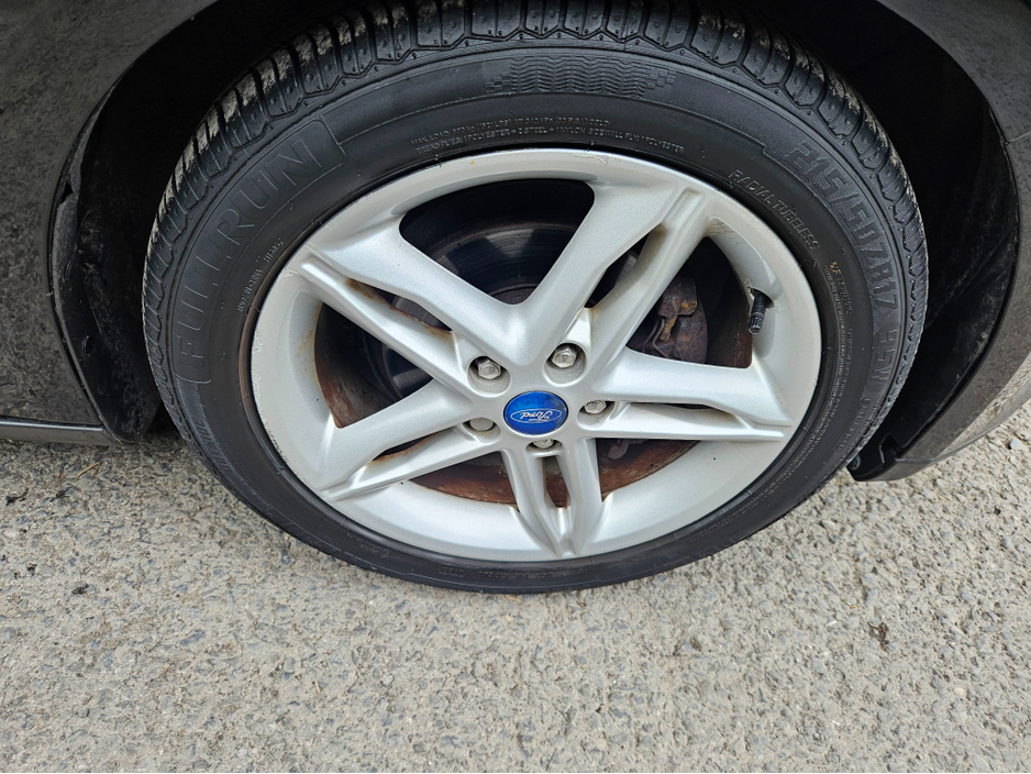 2016 Ford Focus - image 10