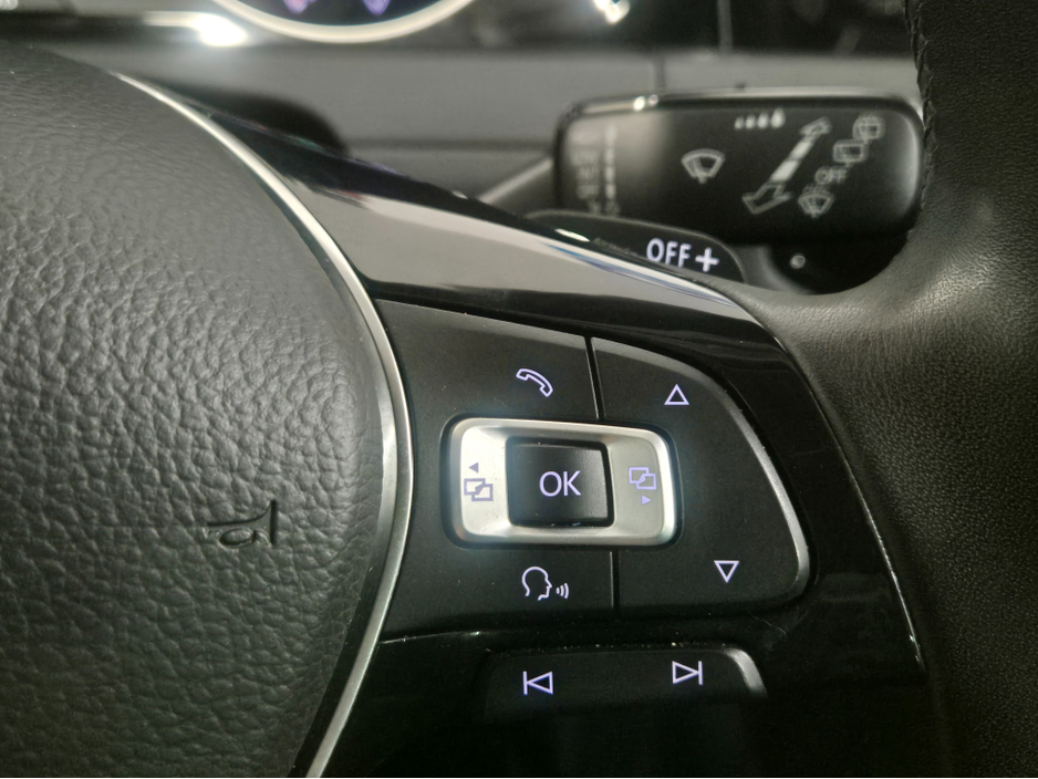 2016 Volkswagen Golf **HIGHLINE**ONLY 64000KMS**ALCANTARA SEATS*17" ALLOYS**BLIS**FOCAL INSIDE SPEAKERS*LANE ASSIST*KEYLESS ENTRY AND START**ADAPTIVE CRUISE CONTROL**DUAL ZONE CLIMATE**REVERSE CAMERA**BLUETOOTH STREAM €15,949