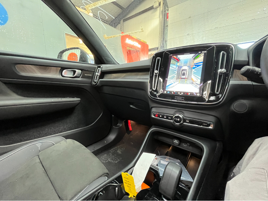 2023 Volvo XC40 - image 20