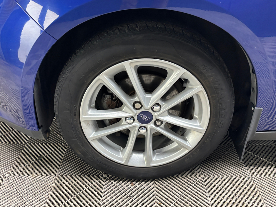 2018 Ford Focus - image 2