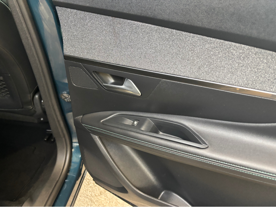 2022 Peugeot 5008 - image 9