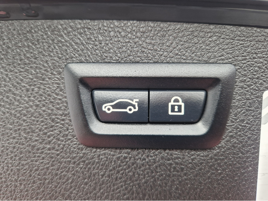 2013 BMW 3 Series - image 23