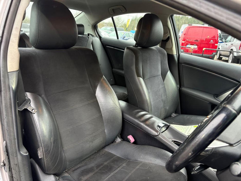 2014 Toyota Avensis - image 2