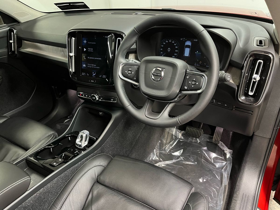 2022 Volvo XC40 - image 9