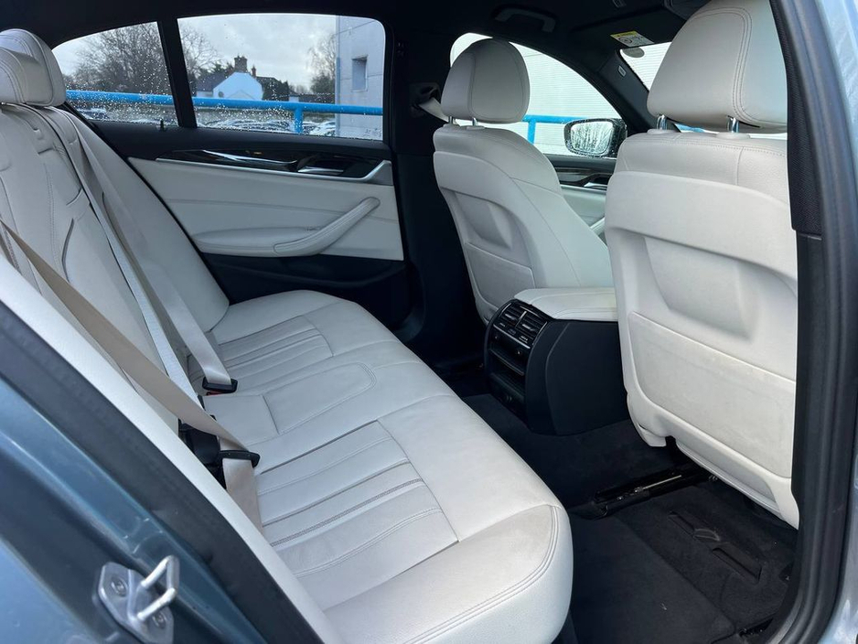 2019 BMW 5 Series 530e M-SPORT COMPETITION 2.0 HYBRID // HEADS-UP DISPLAY // 4 HEATED SEATS // 360 VISUAL PARKING ASSIST €29,900