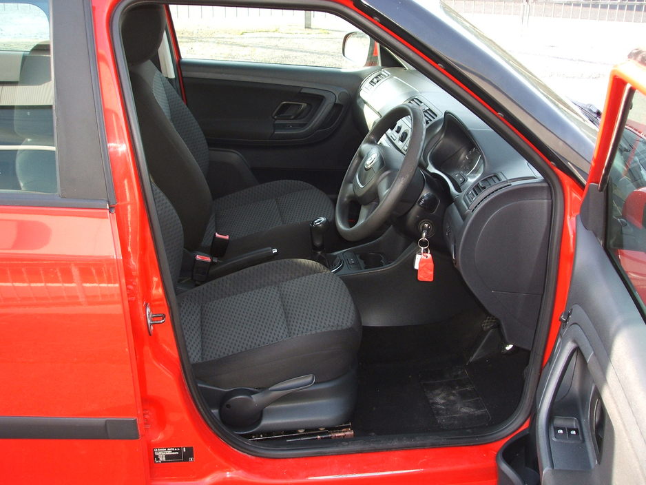 2010 Skoda Fabia - image 10