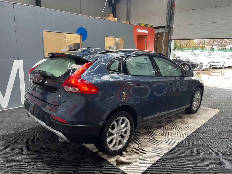 2016 Volvo V40 - image 2