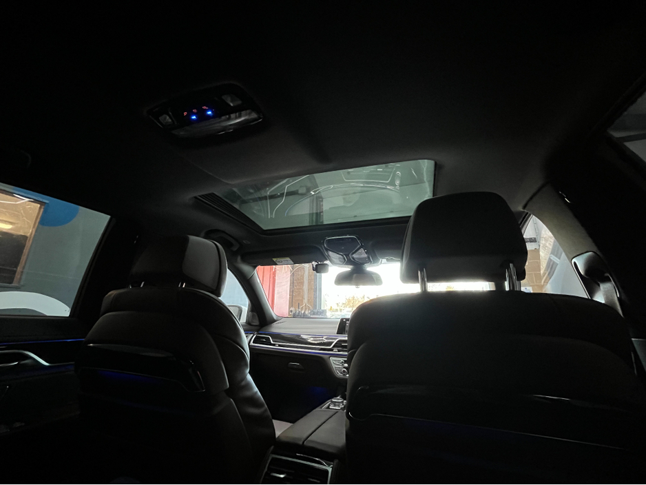 2017 BMW 7 Series 2017 BMW 740E IPERFORMANCE M-SPORT 2.0AUTOMATIC / CRUISE CONTROL / 360° PARKING CAMERA / ELECTRIC MEMORY HEATED & MASSAGING SEATS / PADDLE SHIFTERS / PANORAMIC SUNROOF / HEATED REAR SEATS