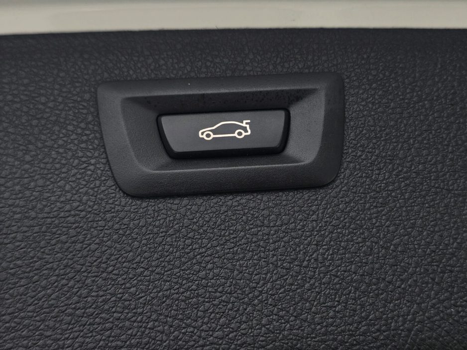 2017 BMW 3 Series - image 18