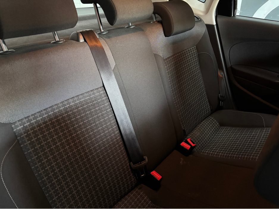 2017 Volkswagen Polo - image 9