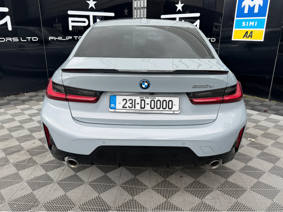 2023 BMW 3 Series - image 8