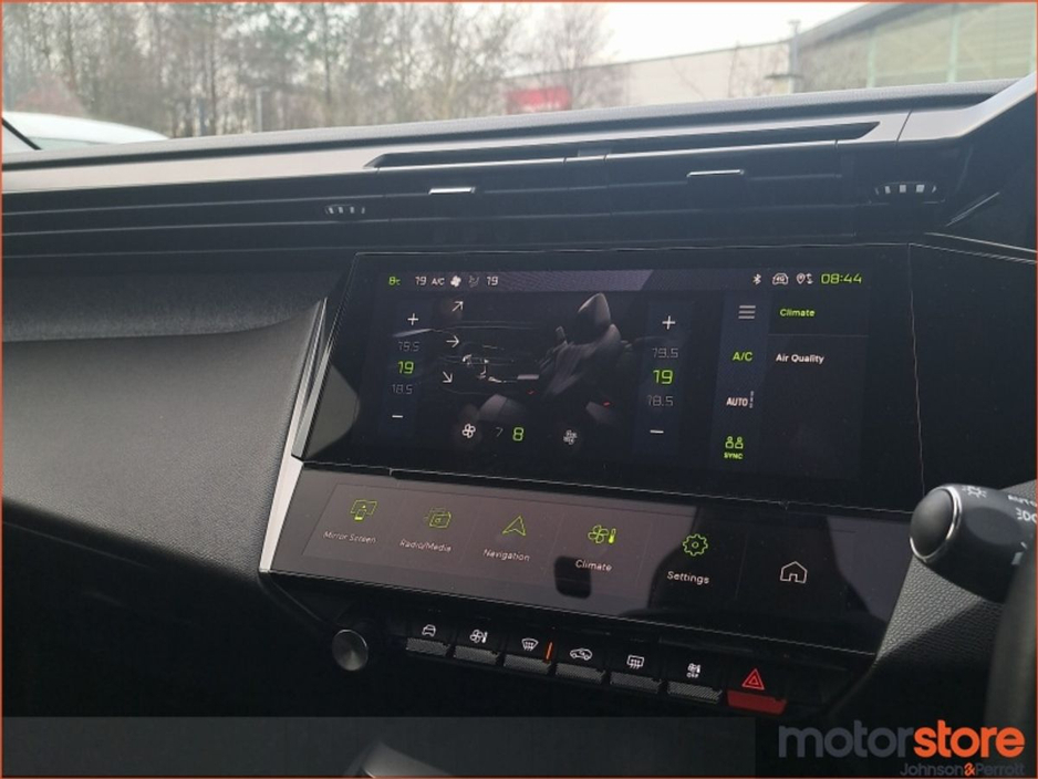 2022 Peugeot 308 - image 10