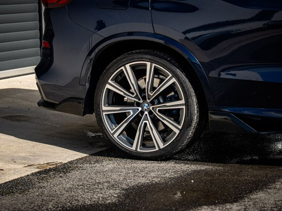 2020 BMW X5 - image 4