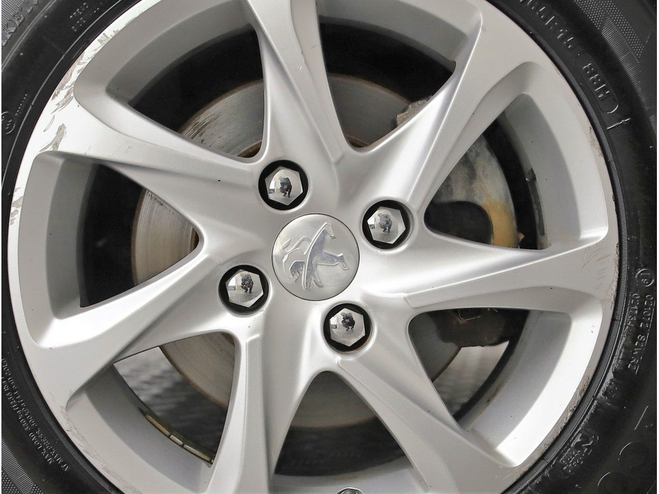 2015 Peugeot 208 - image 28