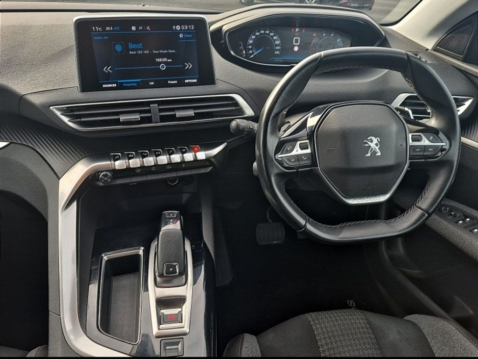2019 Peugeot 3008 - image 2