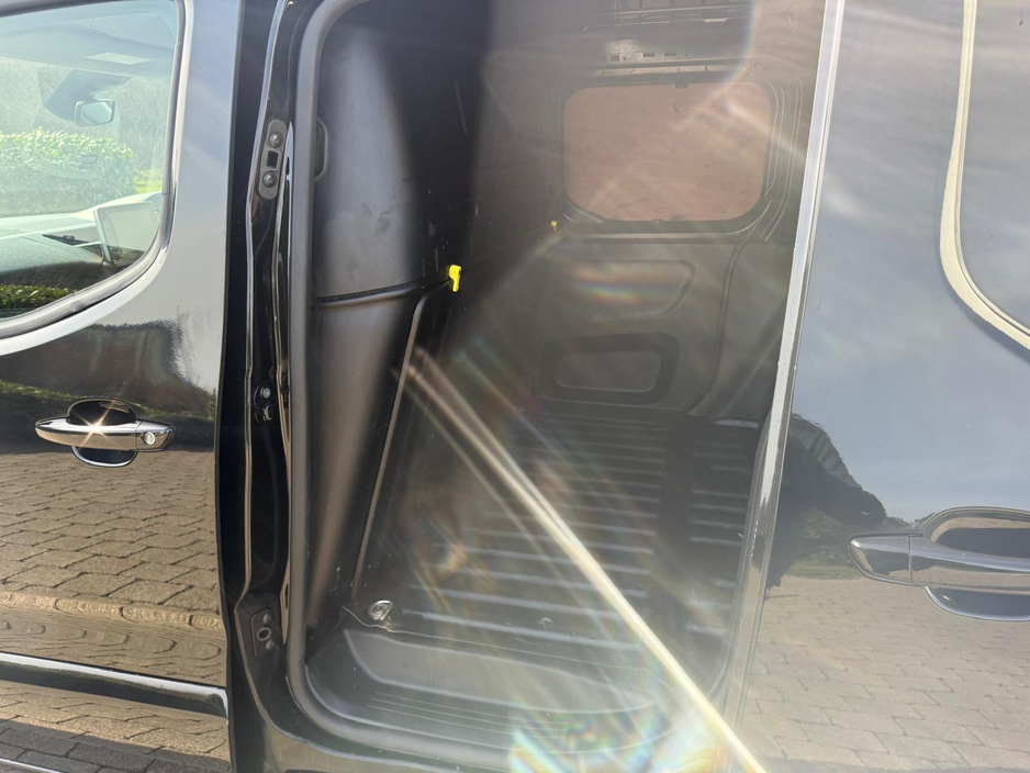2019 Peugeot Partner - image 17