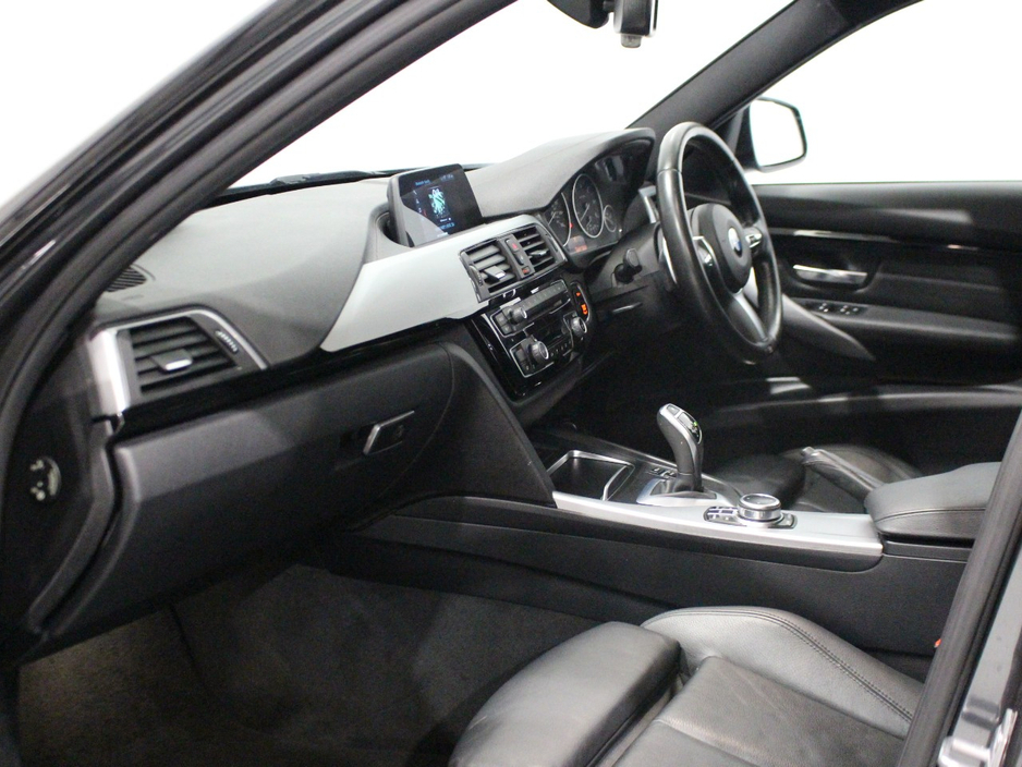 2018 BMW 3 Series - image 32