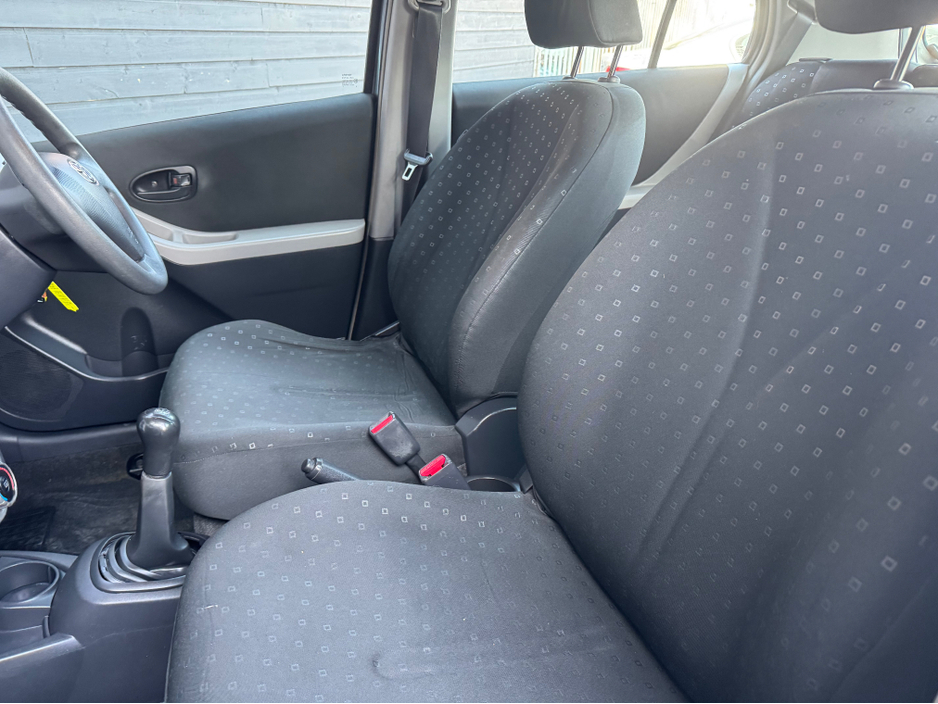 2007 Toyota Yaris - image 6