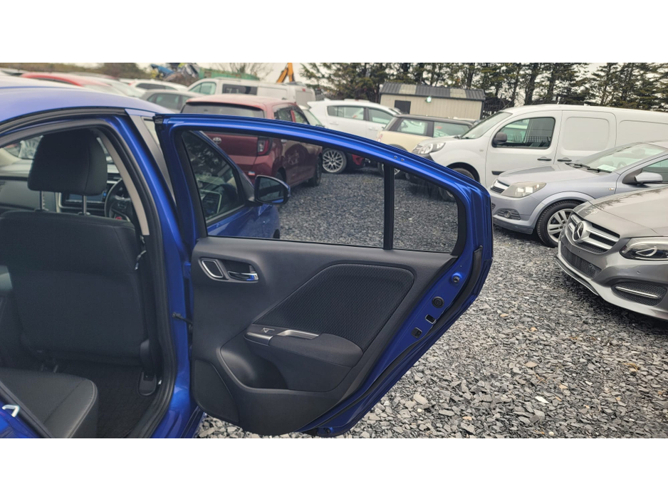 2017 Honda Grace - image 11