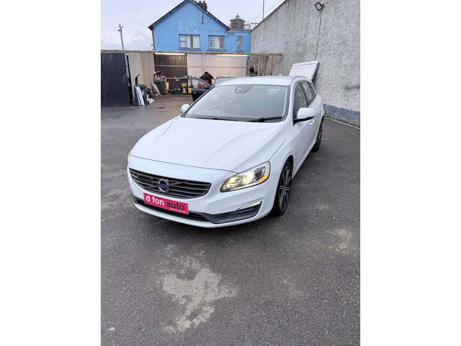 2015 Volvo V60 - image 5