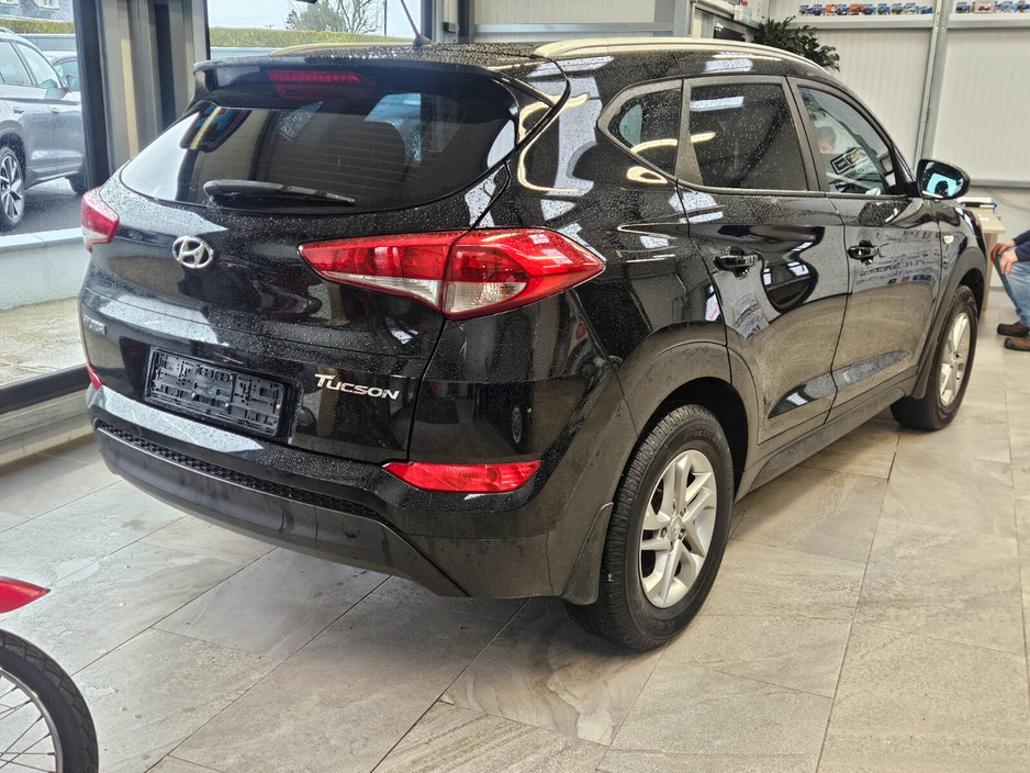 2017 Hyundai Tucson - image 2