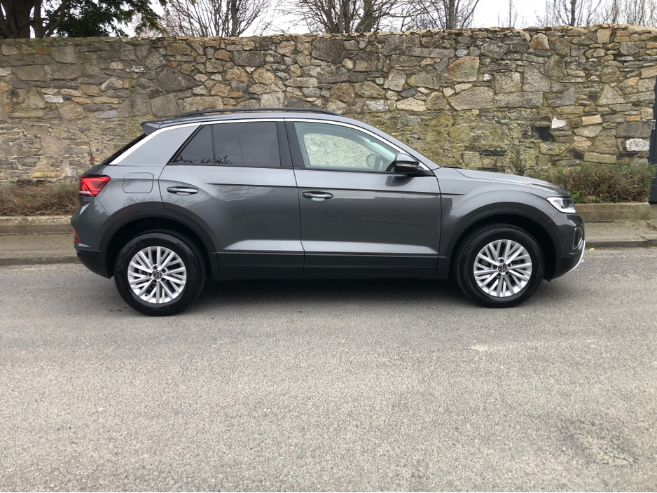 2022 Volkswagen T-Roc - image 2
